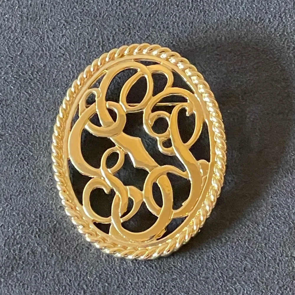 Vintage gold tone, swirl, pin. Beautiful scroll trim.
